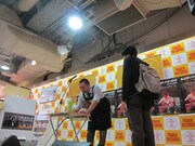 抽選会では5名にサイン入りポスターをプレゼント。