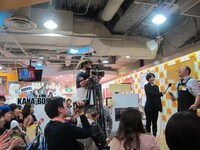 囲み会見では、アカペラで佐野元春の「SOMEDAY」にのせて滝川クリステルあるある、渡辺美里の「My Revolution」にのせてRGのギャラあるあるも。