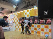 チェキ撮影会は、ファンによってさまざまなポーズで撮影。