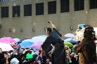 「ニコニコ町会議 in 大阪なんば」のステージに乱入したレイザーラモンRG。