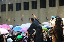 「ニコニコ町会議 in 大阪なんば」のステージに乱入したレイザーラモンRG。