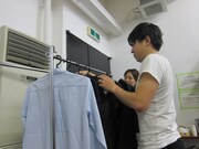 衣装に着替えるいけや。単独初の本格的な撮影のため、衣装の用意があることにも2人はビックリ。