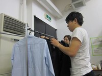 衣装に着替えるいけや。単独初の本格的な撮影のため、衣装の用意があることにも2人はビックリ。