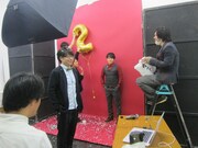 写真をチェックする押見。