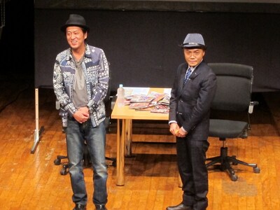 トークライブ「門害不出」に出演した浅草キッド水道橋博士とブラックマヨネーズ吉田。