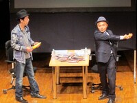 博士は吉田にバナナの形をしたストレッチ器具をプレゼント。このライブでの使用目的はストレッチではない。