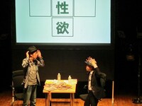 “宇宙への扉”を開けたときの様子を何度も「バーン！」という擬音と動作で吉田に伝える博士。