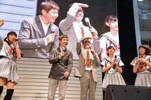 「私立恵比寿中学 フリーライブ HMV presents MEGA WEBリニューアル記念 ～恩も倍返し～」に登場した関根勤とイワイガワ・ジョニ男。