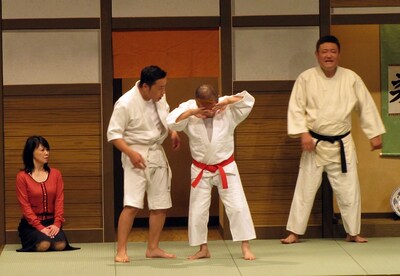 吉本新喜劇「明日に向かって投げろ！」(c)吉本興業