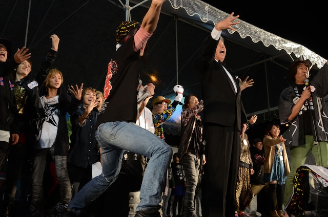 村上ショージ（中央）の掛け声で、会場全員による「ドゥーン！」。