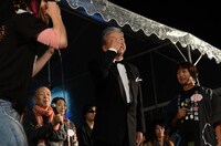 「ドゥーン！」を指導する村上ショージ。