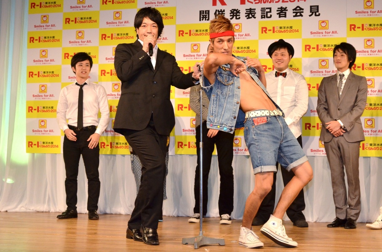 西村ヒロチョに触発されて似たようなポーズを取る2700ツネ（手前右）と、八十島（手前左）。