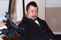 「しゃべってキャラ」の収録を終えて一息つくケンドーコバヤシ。