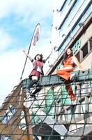 「ヒマラヤ」を登りきったキンタロー。（左）と、フーターズガール。