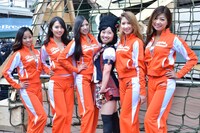 イベントに出演したキンタロー。（右から3人目）と、レストラン「HOOTERS！」の店員・フーターズガール。
