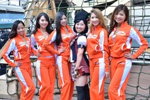 イベントに出演したキンタロー。（右から3人目）と、レストラン「HOOTERS！」の店員・フーターズガール。