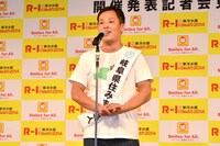 予選が行われる名古屋を代表して登場した、三ツ星ジョージ。「岐阜県住みます芸人」のタスキをかけていることを、はりけ～んずからツッコまれていた。