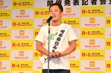 予選が行われる名古屋を代表して登場した、三ツ星ジョージ。「岐阜県住みます芸人」のタスキをかけていることを、はりけ～んずからツッコまれていた。