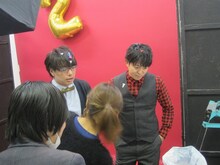 撮影中に自分たちの写真をチェックする犬の心。