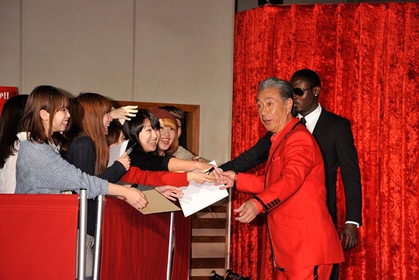 ファンの声援を受ける高田純次。