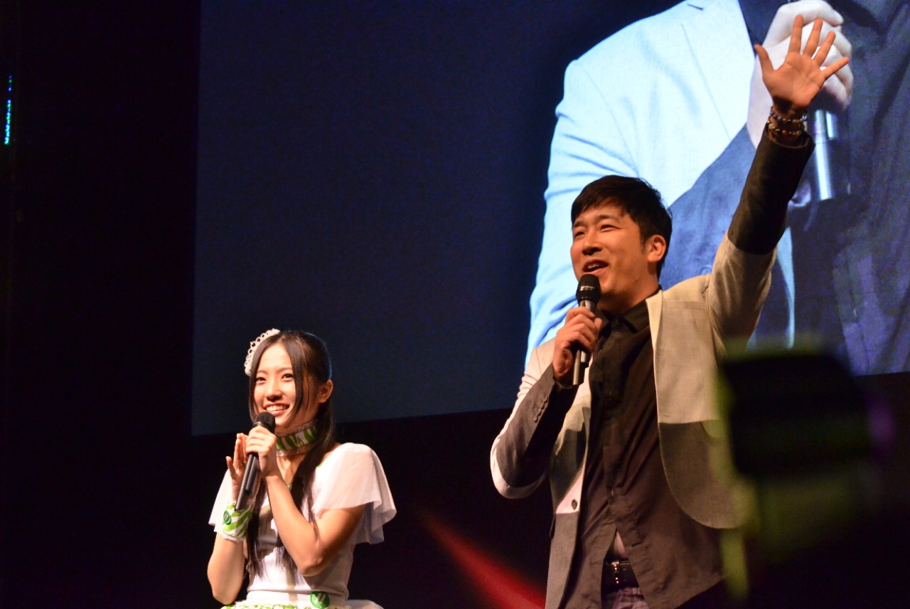 古川愛李（SKE48）と、あべこうじ（左から）。