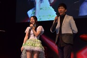 古川愛李（SKE48）と、あべこうじ（左から）。