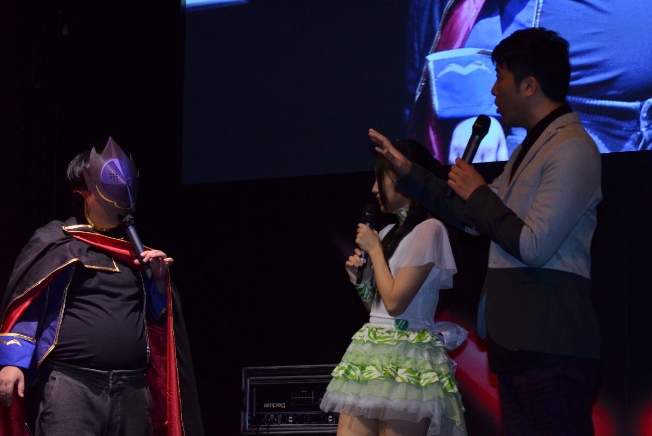 作中のキャラクター・ゼロに扮し、仮面姿でステージに登場した天津・向（左）。