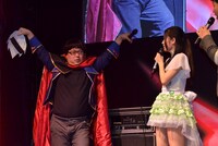 天津・向と、古川愛李（左から）。