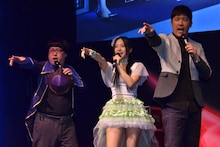 KYORAKU新機種「ぱちんこコードギアス 反逆のルルーシュ」特別先行展示会のゲストステージに登場した、天津・向、古川愛李（SKE48）、あべこうじ（左から）。