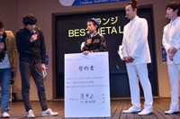 誓約書を持参したほか、DVDに千原ジュニアが寄せた感想コメントを紹介したタケト（中央）。