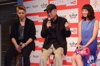 「ゾウを撫でる」に出演した山田裕貴（左）、大塚千弘（右）と佐々部清監督。