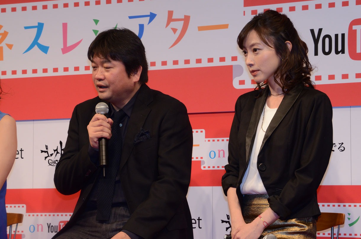 「Regret」に出演した小橋めぐみ（右）と本広克行監督。