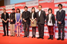 「ネスレシアター on YouTube」発表会に登壇したマキタスポーツ（右から3人目）ら。