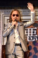 ブラッド・ピットをイメージした扮装で登場した南海キャンディーズ山里。