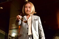 ウォーキング対決でサングラスを外す山里。