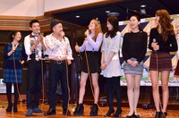 どぶろっくファンを自称する「どびーず」として登場した女性タレントたちと、どぶろっく。