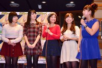 まぁこ（右端）ら「どびーず」を名乗る女性タレントたち。