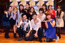 どぶろっくの1stアルバム「もしかしてだけど、アルバム」の発売記念会見＆ミニライブに出演したどぶろっく（手前中央）と、関根麻里（左端）、まぁこ（手前右）ら女性タレントたち。