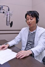 アフラックのテレビCM「ブラックスワンクリスマス」編で声優を務めた有吉弘行。