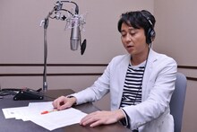 アフラックのテレビCM「ブラックスワンクリスマス」編で声優を務めた有吉弘行。