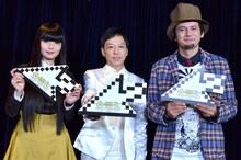 新番組「金曜カーソル テレビをあそべ！参加型エンタメダービー」で週替わりMCを務める板尾創路（中央）と、レギュラーMCの秋元梢（左）、ジョージ・ウィリアムズ（右）。