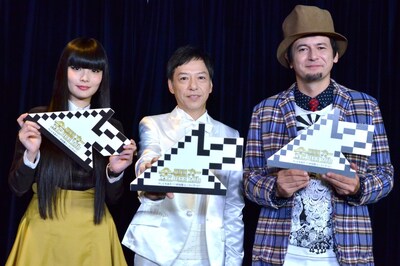 新番組「金曜カーソル テレビをあそべ！参加型エンタメダービー」で週替わりMCを務める板尾創路（中央）と、レギュラーMCの秋元梢（左）、ジョージ・ウィリアムズ（右）。