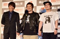 ドキュメンタリー映画「横山健 -疾風勁草（しっぷうけいそう）編-」の公開初日舞台挨拶に登壇した、ロンドンブーツ1号2号・田村淳、横山健、MINORxU監督（左から）。
