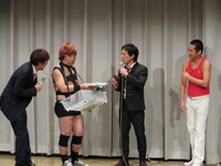 セイワに売り子の目力でDVDを売りつけようとするくじら。