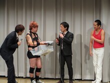 セイワに売り子の目力でDVDを売りつけようとするくじら。