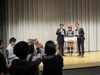 珍しくマスコミに囲まれるスパローズとくじら。マスコミの中には浅井企画新聞の姿も。