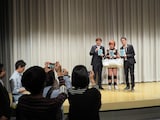 珍しくマスコミに囲まれるスパローズとくじら。マスコミの中には浅井企画新聞の姿も。