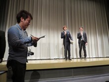 記者会見後、記者にDVDを売りつけようとしているスパローズ。