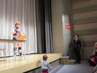 サイン会に1番に並ぶセイワ。