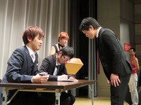 スパローズにお笑い好きの男性として「どこから来たの？」と声を掛けられるセイワ。